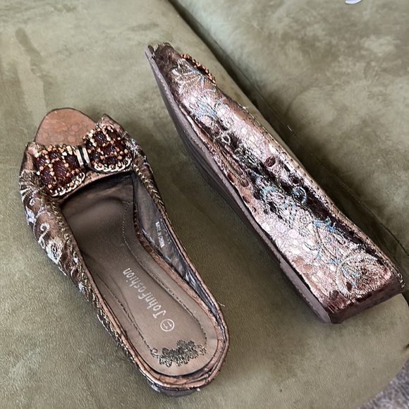 Gold slip in open toe wedges size 11 - Picture 2 of 4